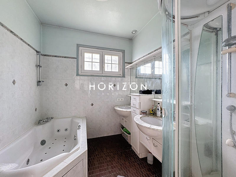 Maison - 224 m² - 7 pièces