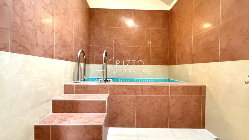 Maison - 450 m² - 20 pièces