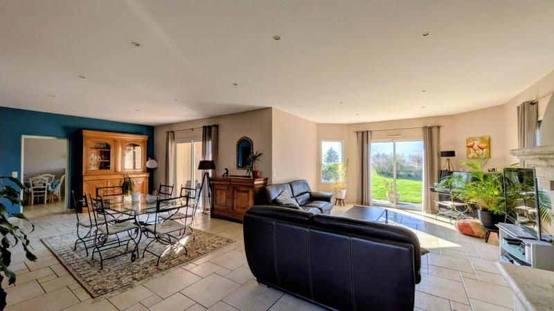 Maison traditionnelle - 212 m² - 8 pièces