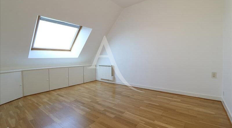 Maison - 240 m² - 7 pièces