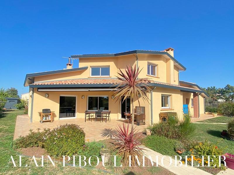 Maison - 240 m² - 6 pièces