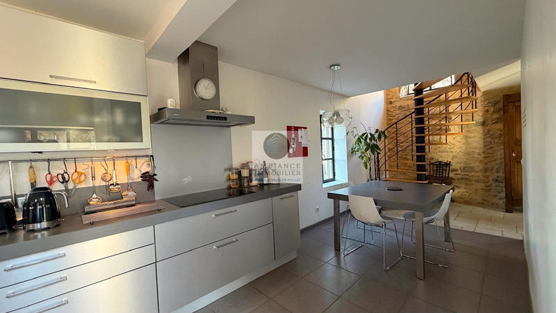 Maison - 280 m² - 9 pièces