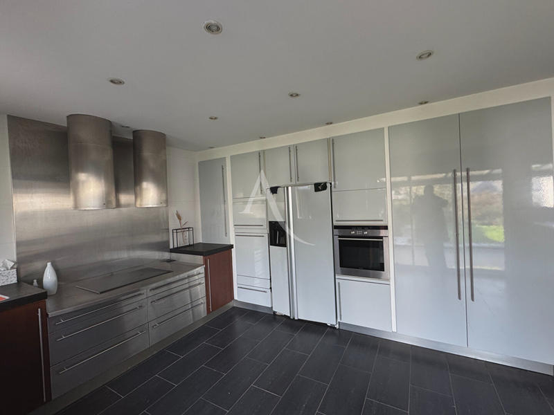 Maison - 209 m² - 8 pièces