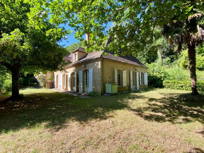 Propriété - 245 m² - 6 pièces