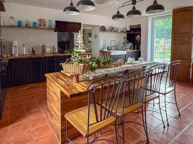 Maison en pierre - 201 m² - 7 pièces