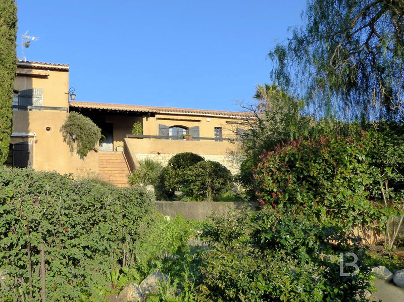 Maison - 222 m² - 8 pièces