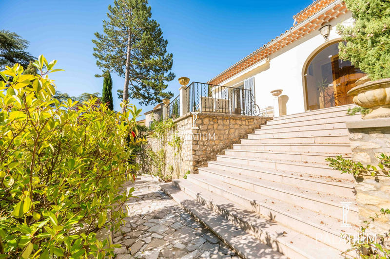 Maison - 255 m² - 7 pièces