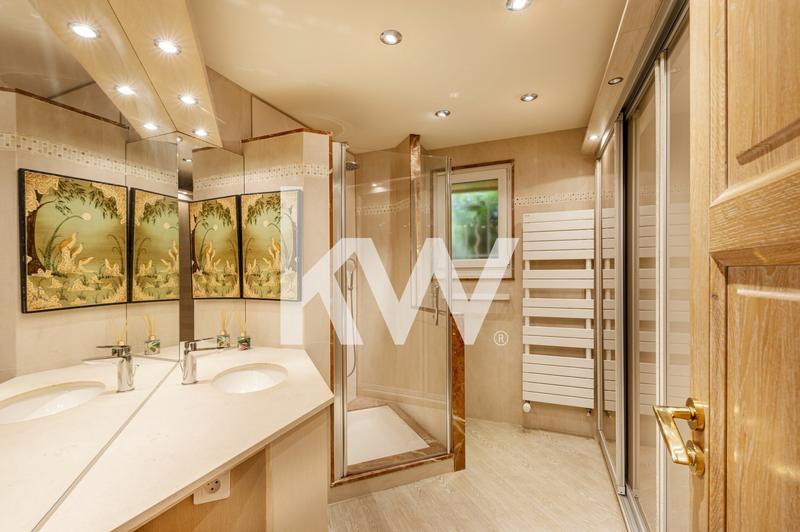 Maison - 218 m² - 7 pièces