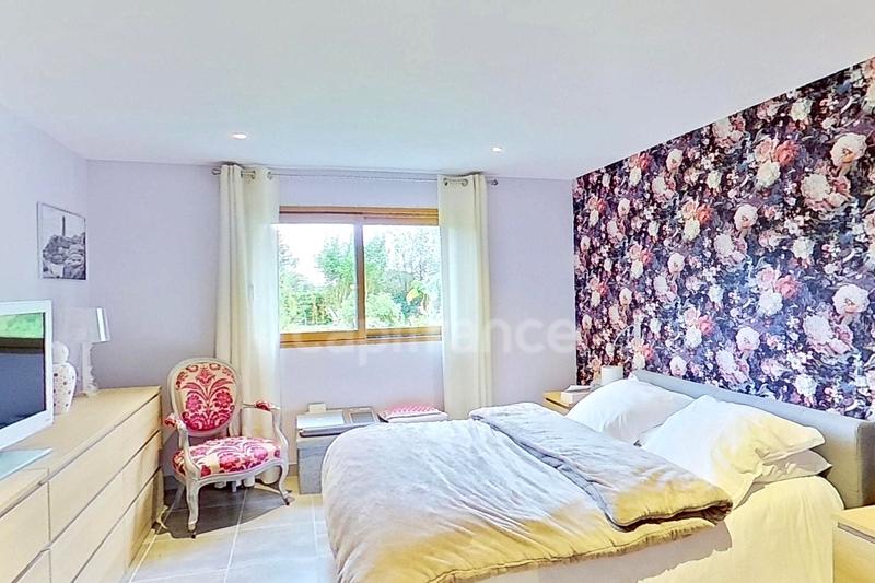 Maison - 246 m² - 10 pièces