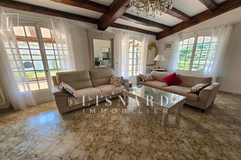 Maison - 240 m² - 6 pièces