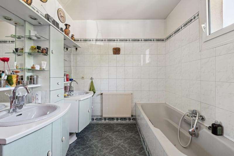 Maison - 220 m² - 8 pièces