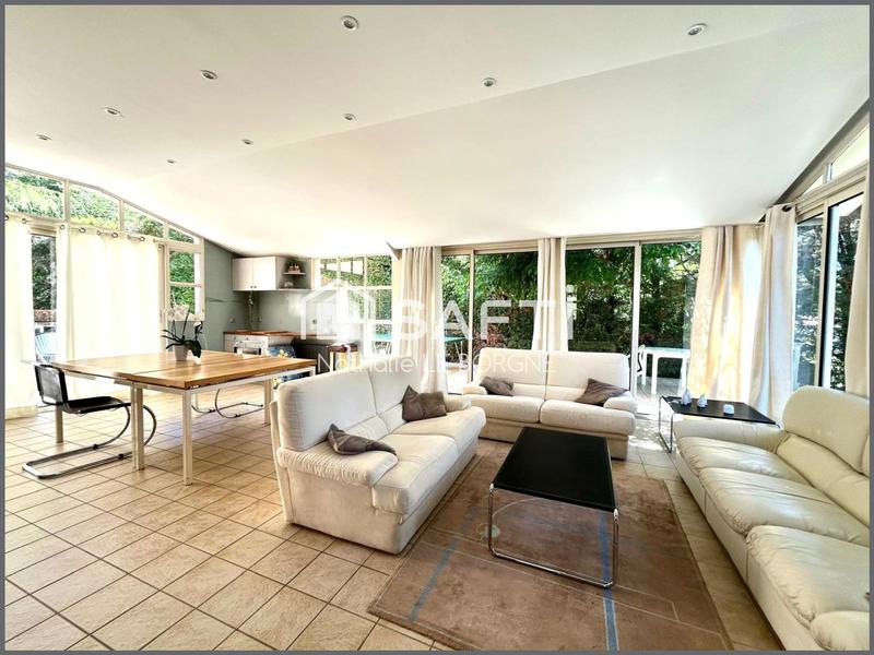 Maison - 213 m² - 8 pièces