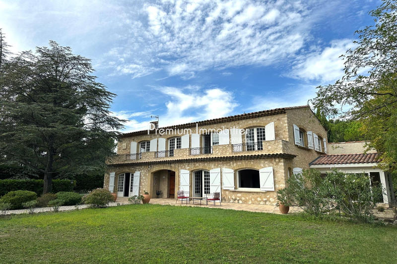 Maison - 284 m² - 8 pièces