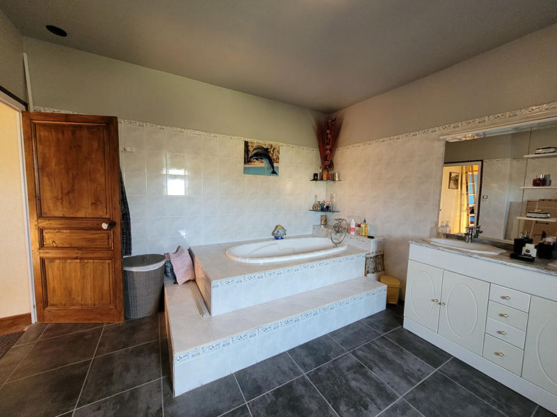 Maison - 244 m² - 8 pièces