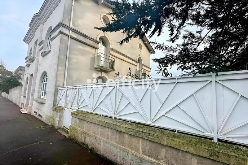 Maison - 265 m² - 8 pièces