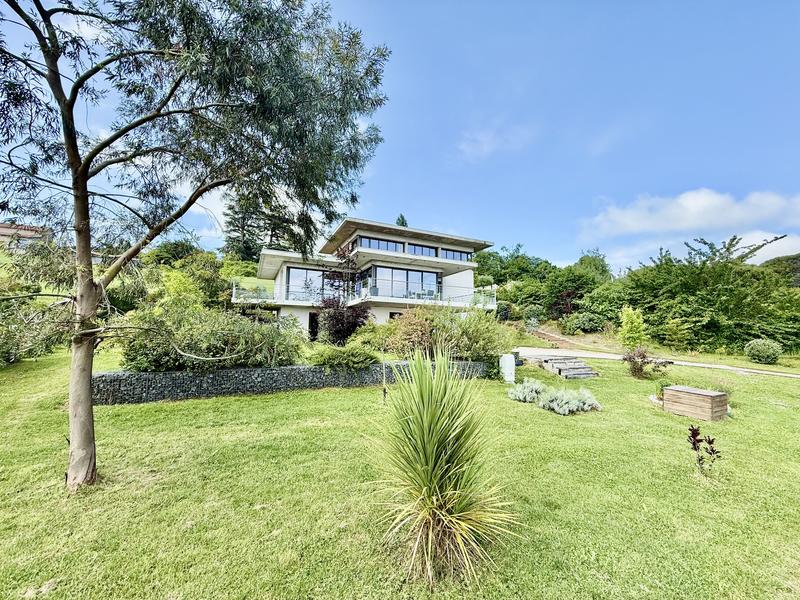 Maison - 280 m² - 6 pièces