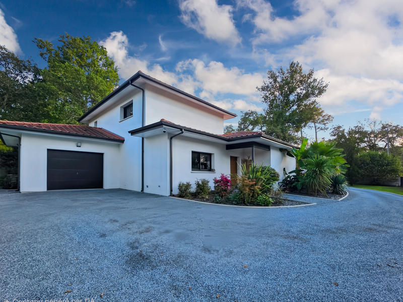 Maison - 204 m² - 7 pièces