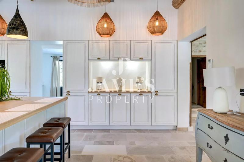 Maison - 250 m² - 5 pièces