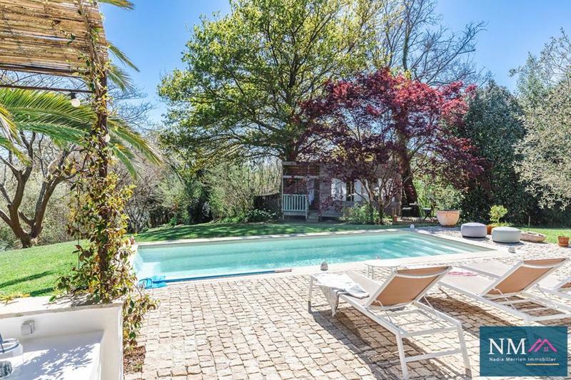 Demeure - 225 m² - 9 pièces