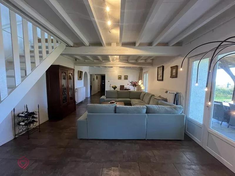 Propriété - 280 m² - 9 pièces