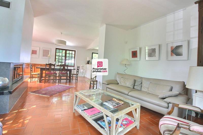 Maison - 220 m² - 8 pièces