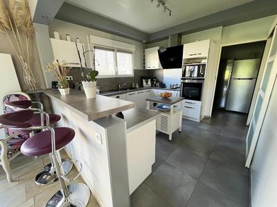 Villa - 244 m² - 9 pièces