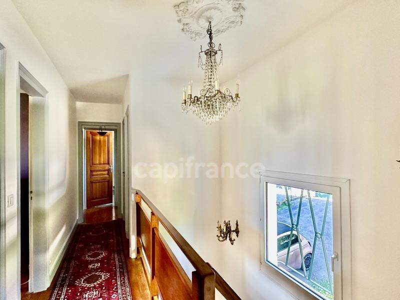 Maison - 210 m² - 8 pièces