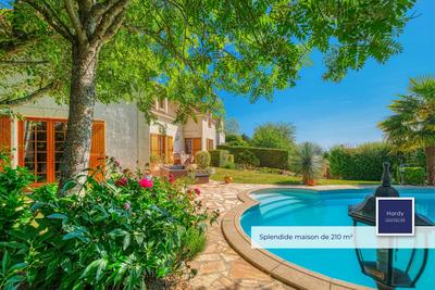 Maison - 210 m² - 9 pièces