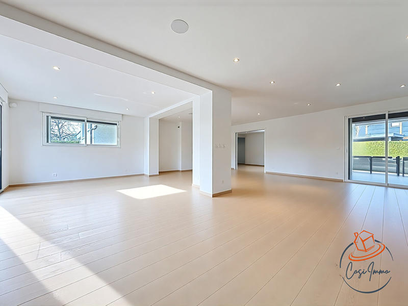 Maison - 238 m² - 8 pièces