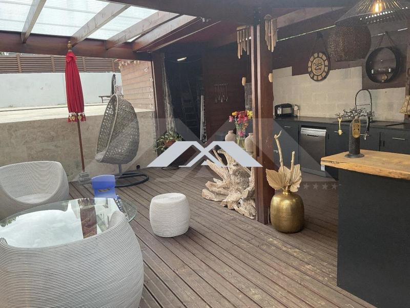 Maison - 330 m² - 8 pièces