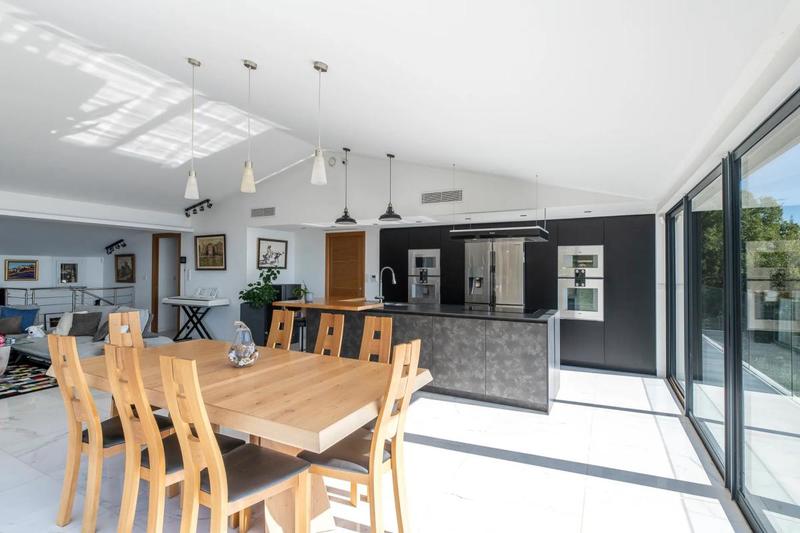 Villa - 233 m² - 8 pièces