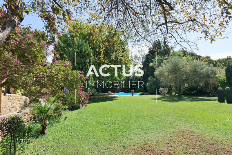 Maison - 233 m² - 8 pièces