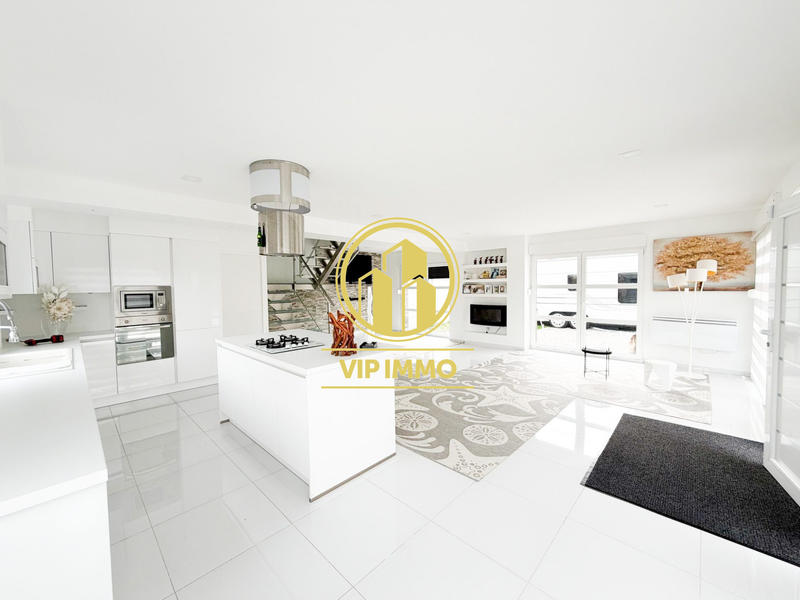 Maison - 220 m² - 10 pièces