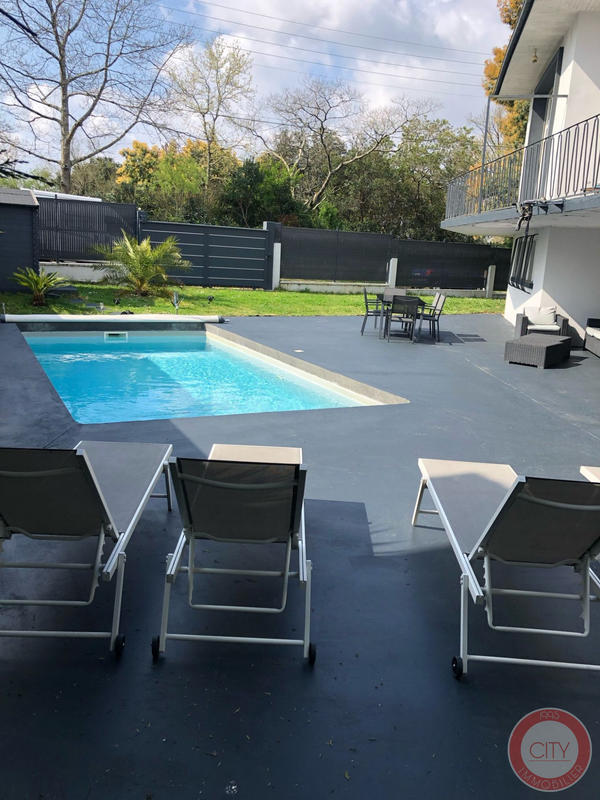 Maison traditionnelle - 223 m² - 9 pièces