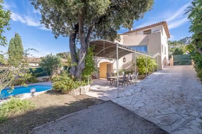 Maison - 248 m² - 8 pièces