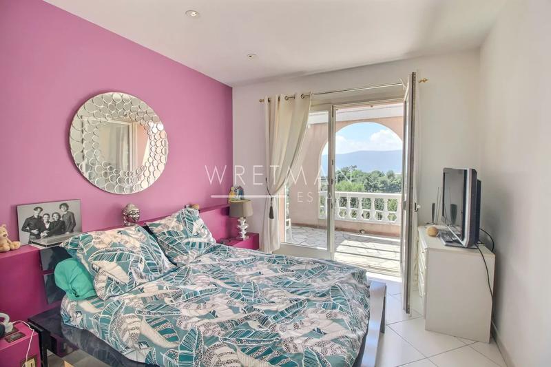 Maison - 256 m² - 8 pièces