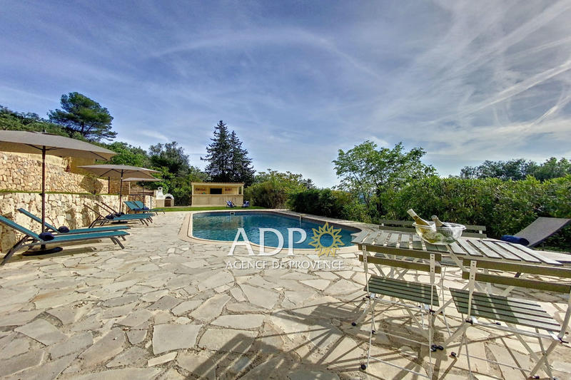 Maison - 250 m² - 7 pièces