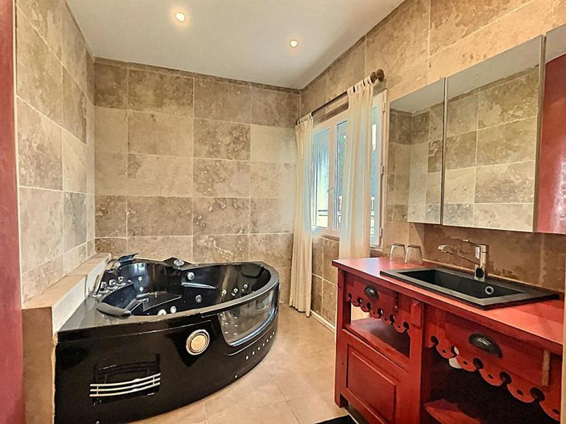 Maison - 269 m² - 9 pièces