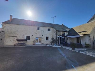 Maison en pierre - 218 m² - 6 pièces