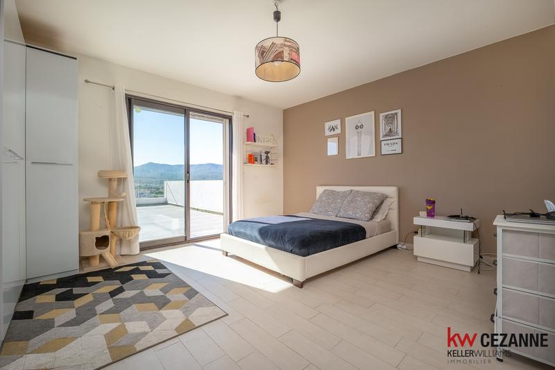 Maison - 248 m² - 8 pièces