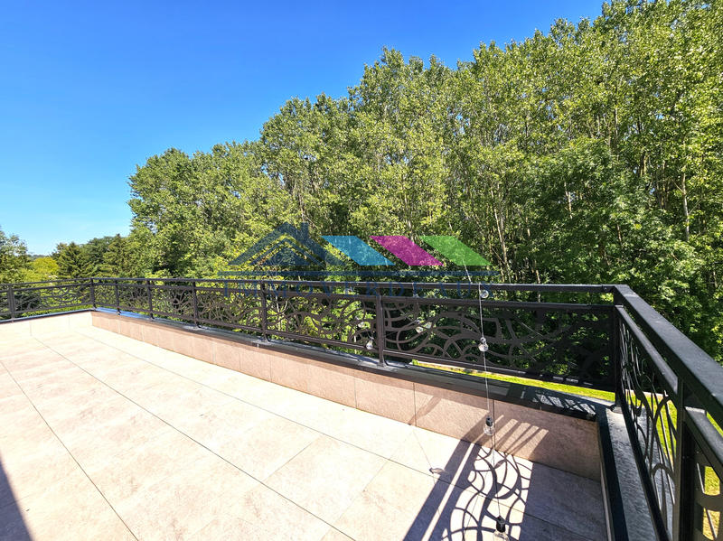 Maison - 210 m² - 6 pièces