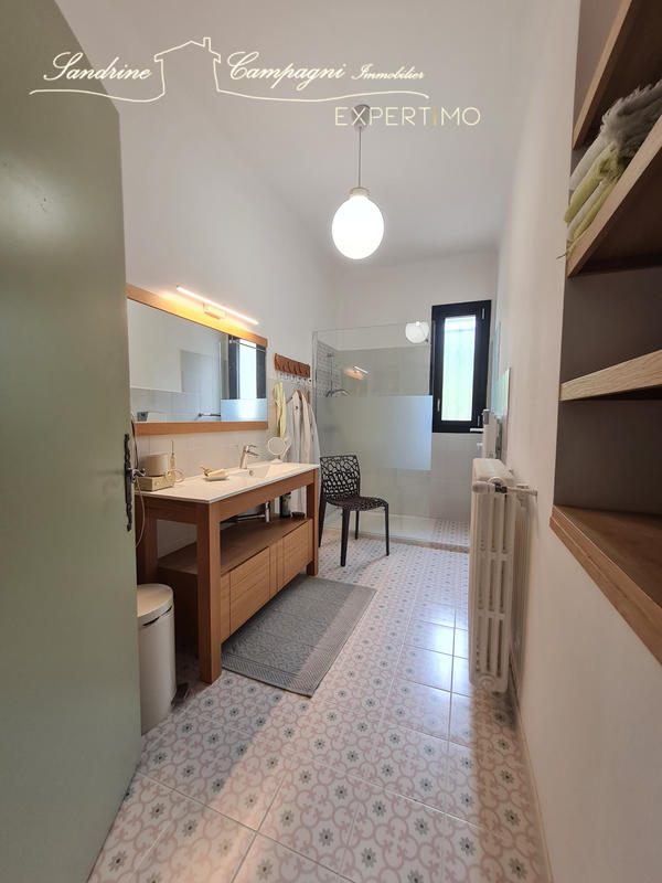 Maison - 202 m² - 7 pièces