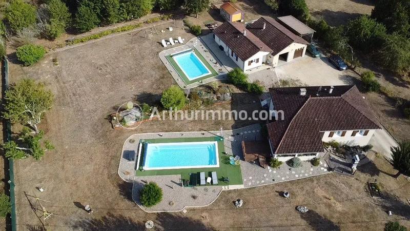 Maison - 239 m² - 8 pièces