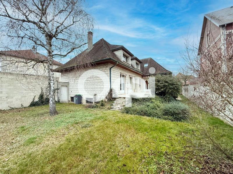 Maison - 230 m² - 8 pièces