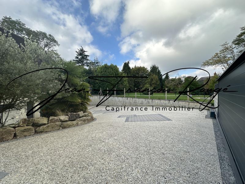 Maison - 210 m² - 9 pièces