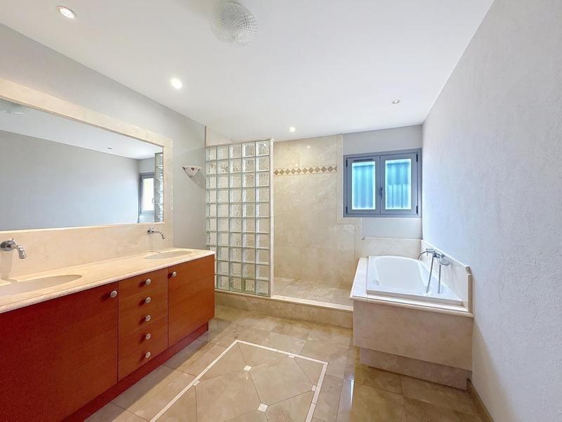 Maison - 240 m² - 8 pièces