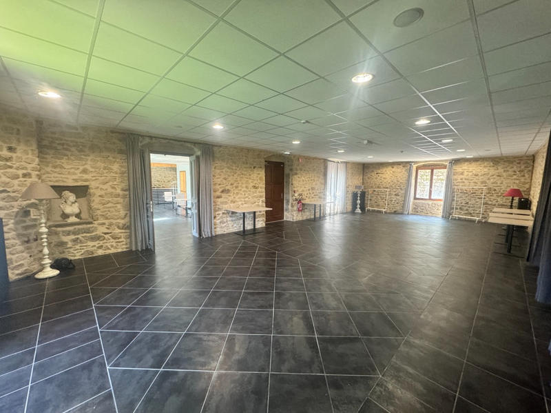 Propriété - 1 500 m² - 23 pièces