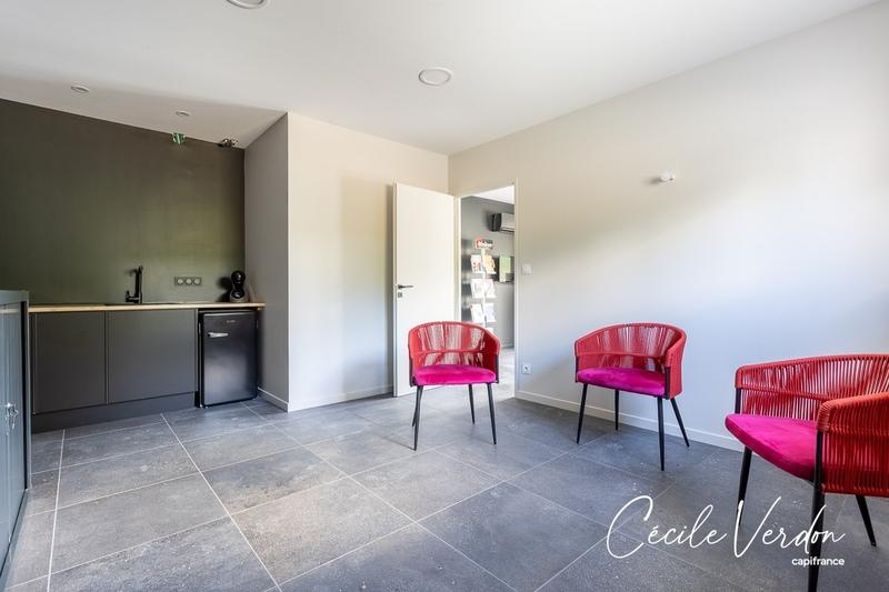 Maison - 300 m² - 10 pièces