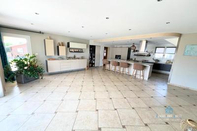 Maison traditionnelle - 170 m² - 6 pièces