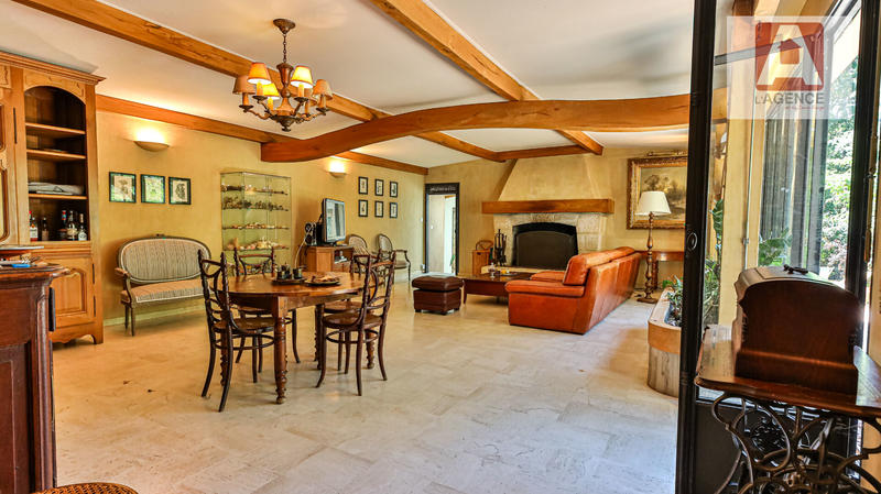 Maison - 233 m² - 8 pièces